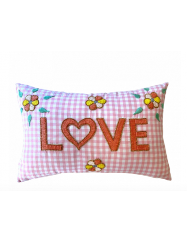 Mini coussin brodé à la main LOVE ouvre sa boutique